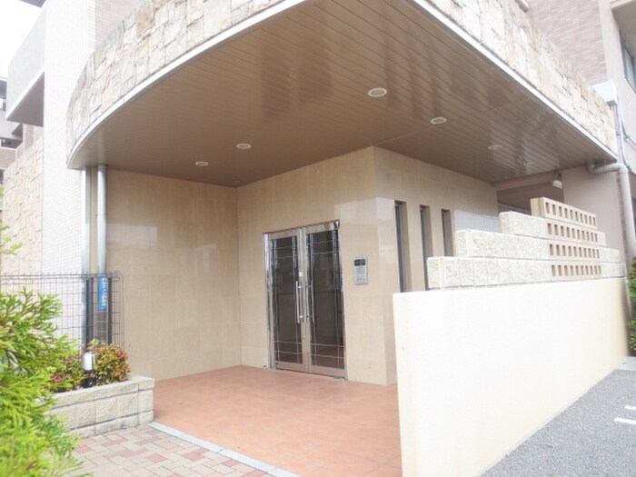 物件外観写真2　(エントランス部分)