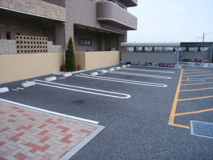 物件外観写真4　(駐車場)