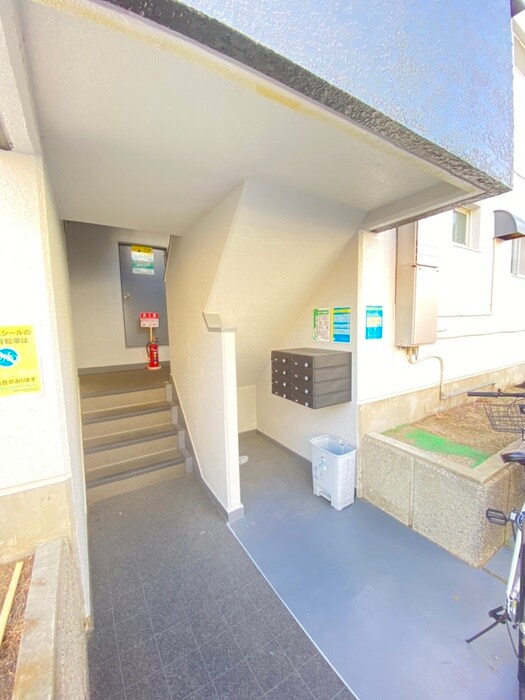 物件外観写真6　(エントランス部分)