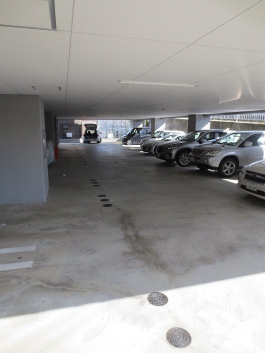 物件外観写真2　(駐車場)