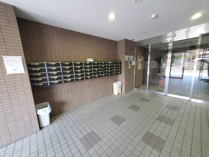 物件外観写真5　(エントランス部分)