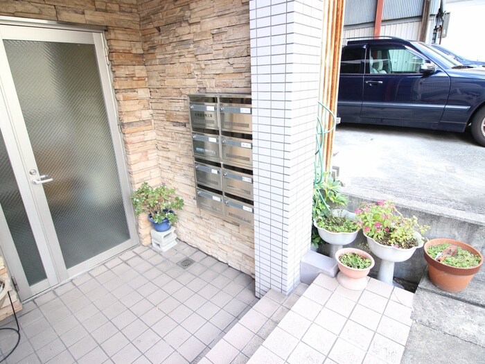物件外観写真2　(エントランス部分)