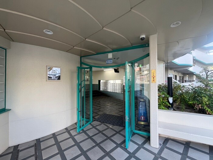 物件外観写真2　(エントランス部分)