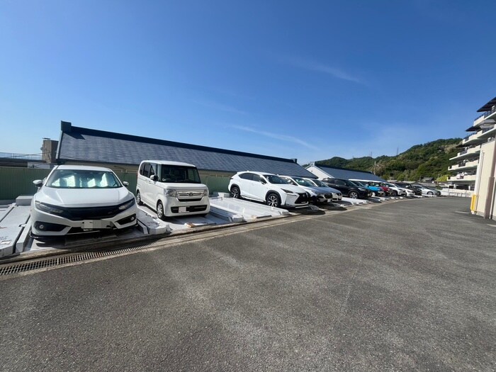 物件外観写真4　(駐車場)