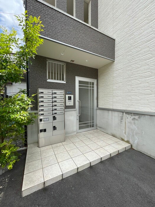物件外観写真3　(エントランス部分)