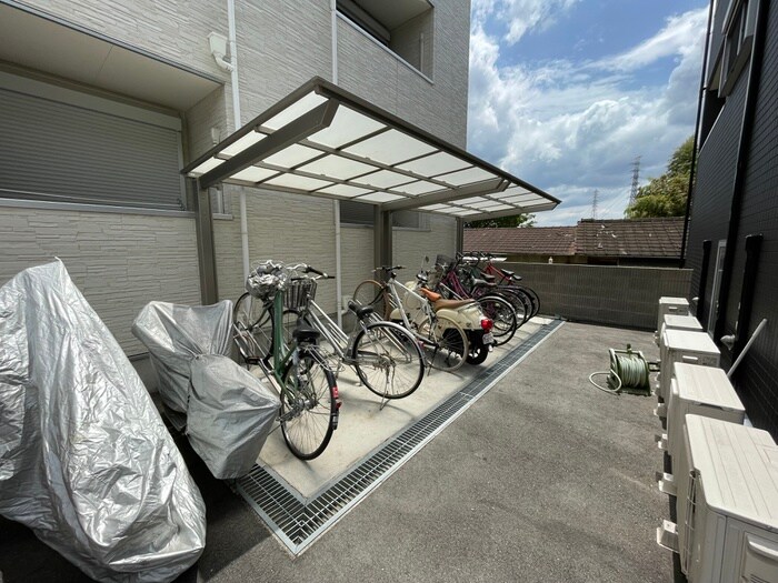 物件外観写真4　(駐輪場)