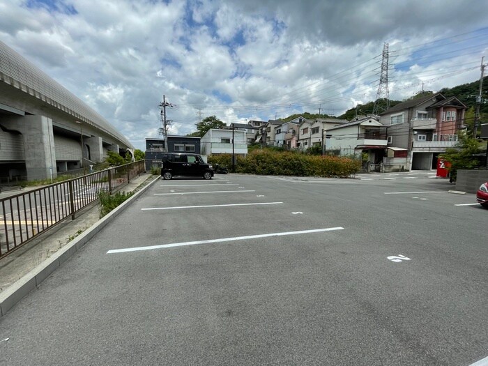 物件外観写真5　(駐車場)