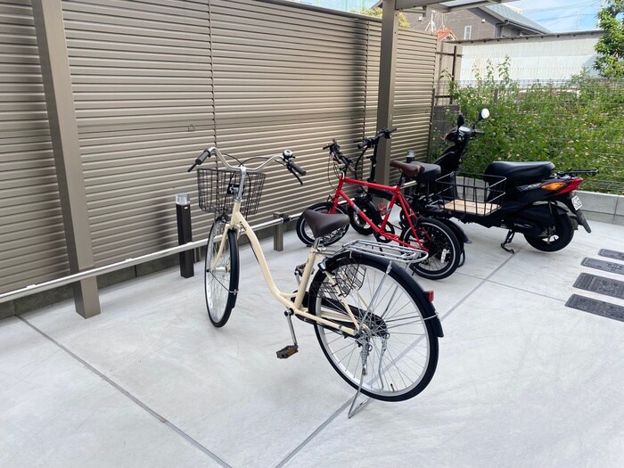 物件外観写真4　(駐輪場)
