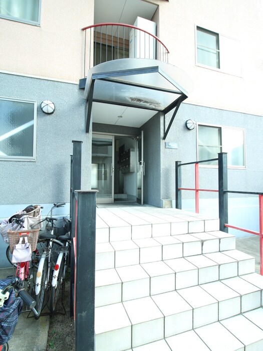物件外観写真3　(エントランス部分)