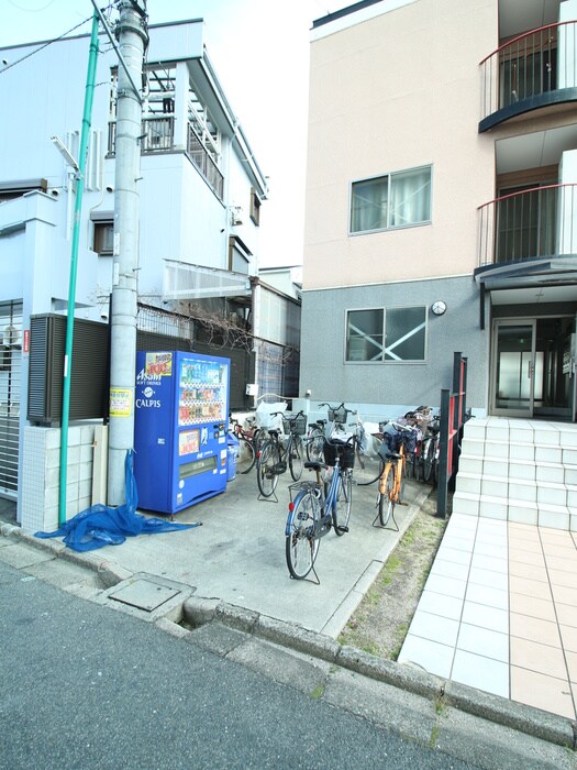 物件外観写真4　(駐輪場)