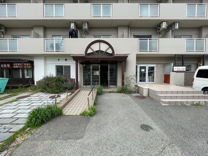 物件外観写真3　(エントランス部分)