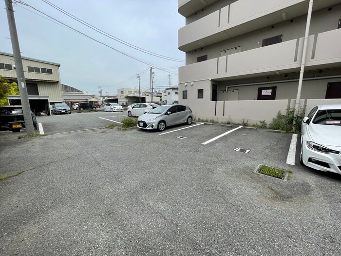 物件外観写真6　(駐車場)