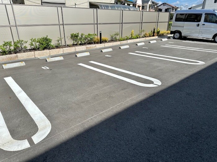 物件外観写真3　(駐車場)