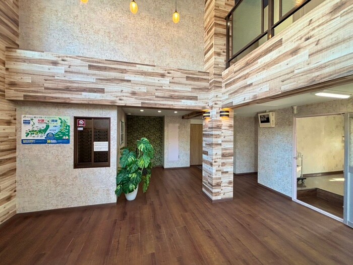 物件外観写真2　(エントランス部分)