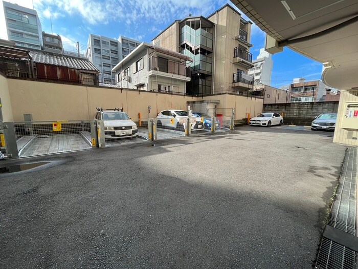 物件外観写真3　(駐車場)