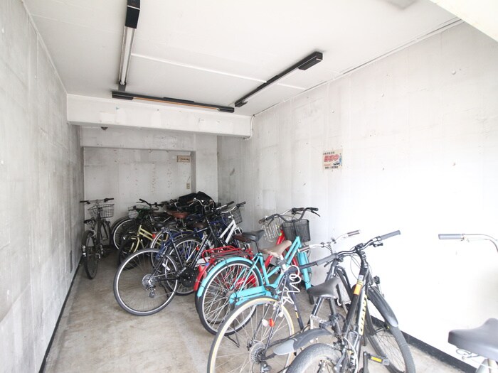 物件外観写真2　(駐輪場)
