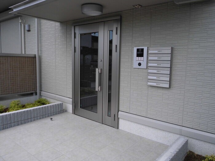 物件外観写真2　(エントランス部分)
