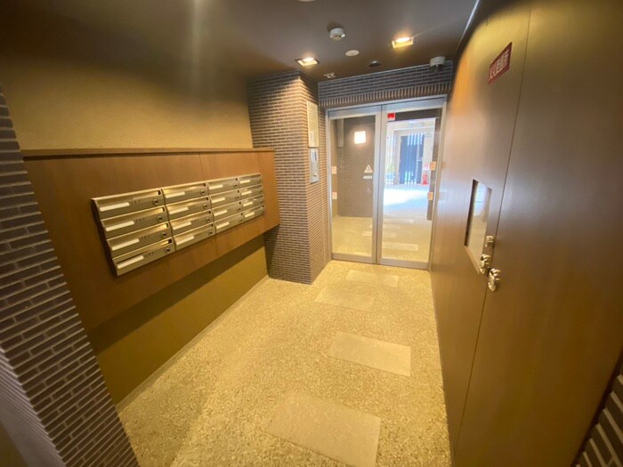 物件外観写真2　(エントランス部分)