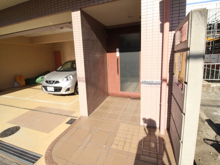 物件外観写真3　(エントランス部分)