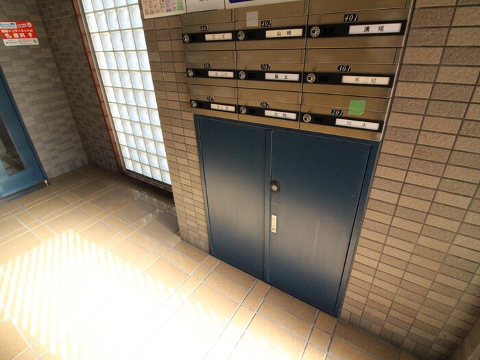 物件外観写真4　(エントランス部分)