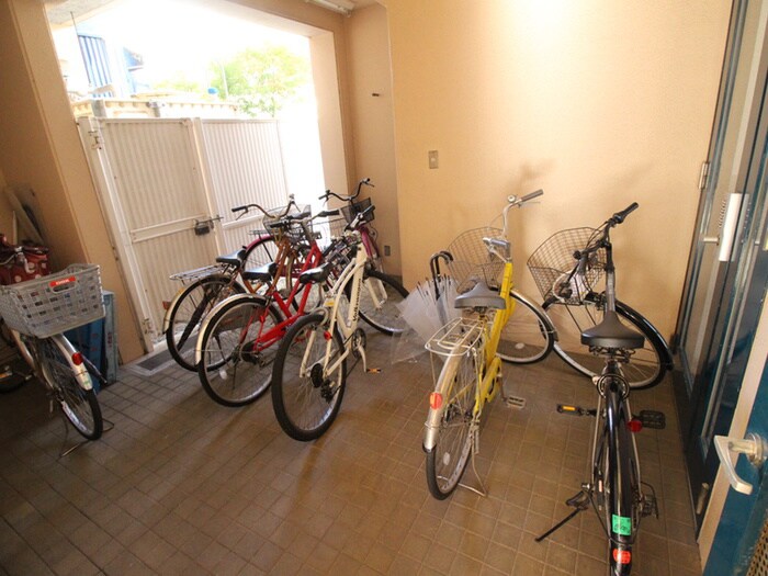 物件外観写真5　(駐輪場)