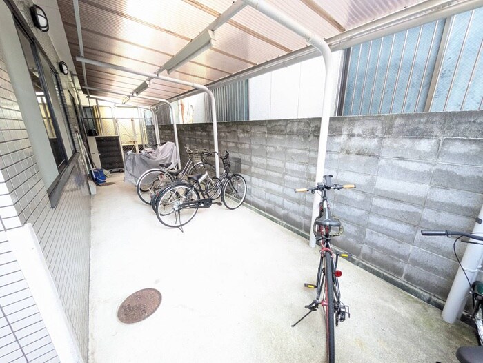 物件外観写真4　(駐輪場)