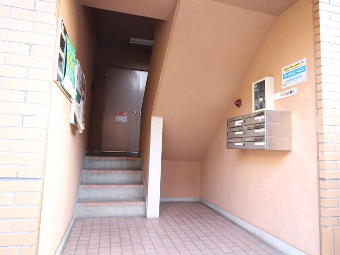 物件外観写真2　(エントランス部分)