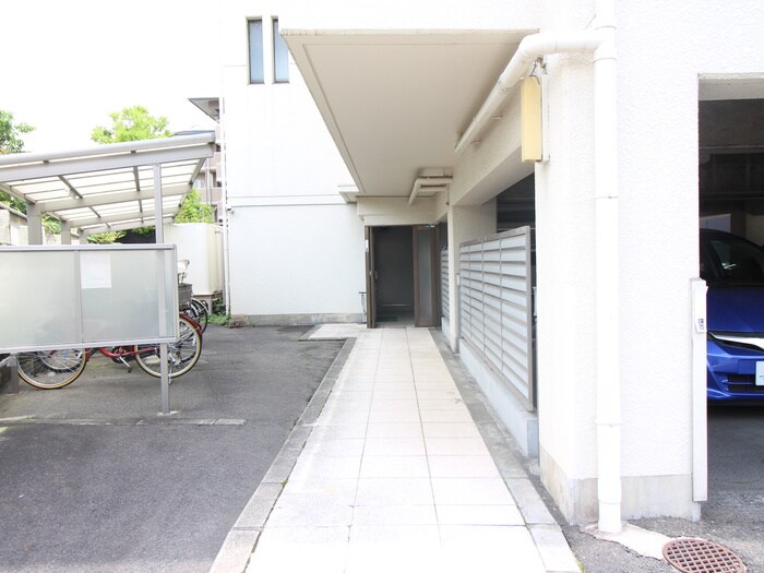 物件外観写真6　(エントランス部分)