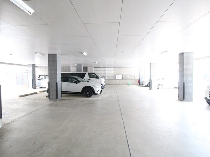 物件外観写真5　(駐車場)