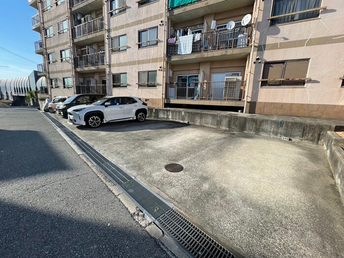 物件外観写真3　(駐車場)