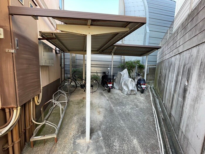 物件外観写真4　(駐輪場)