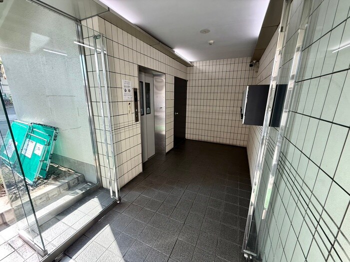 物件外観写真6　(エントランス部分)