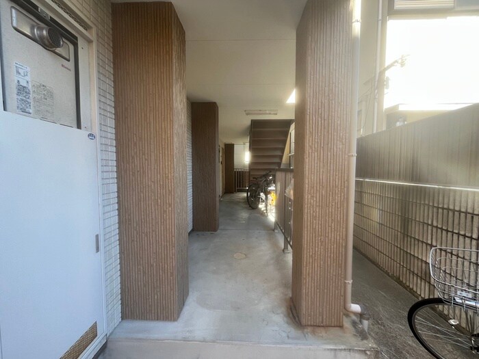 物件外観写真3　(エントランス部分)