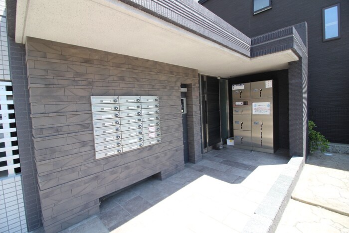 物件外観写真3　(エントランス部分)