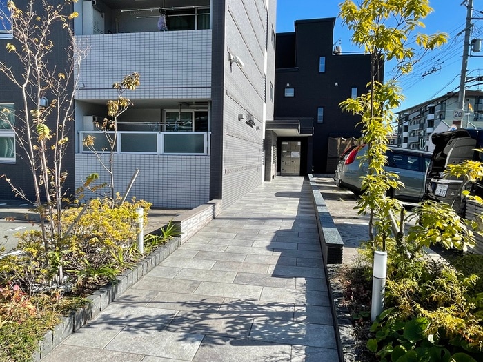 物件外観写真6　(エントランス部分)