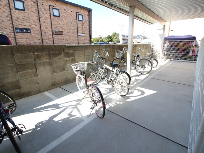 物件外観写真3　(駐輪場)