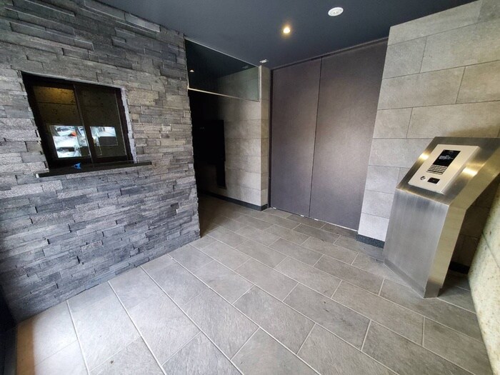 物件外観写真4　(エントランス部分)