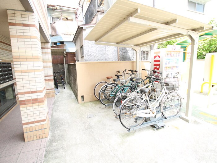 物件外観写真4　(駐輪場)