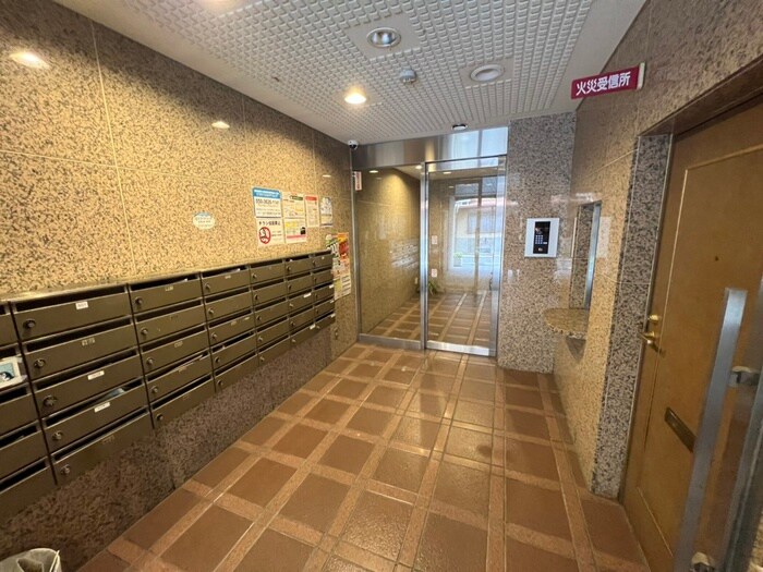 物件外観写真2　(エントランス部分)