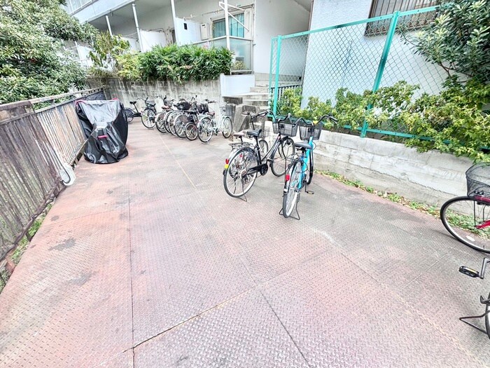 物件外観写真3　(駐輪場)