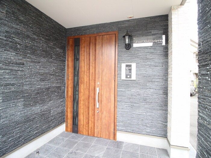 物件外観写真4　(エントランス部分)