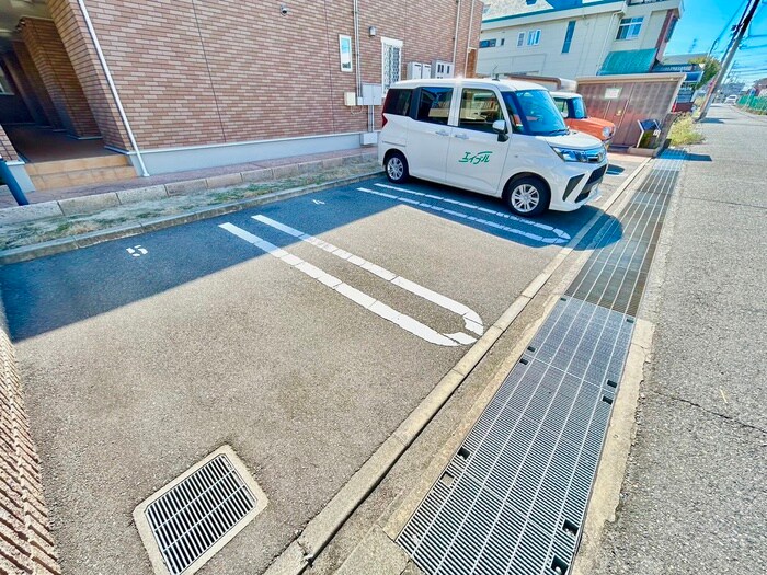 物件外観写真4　(駐車場)