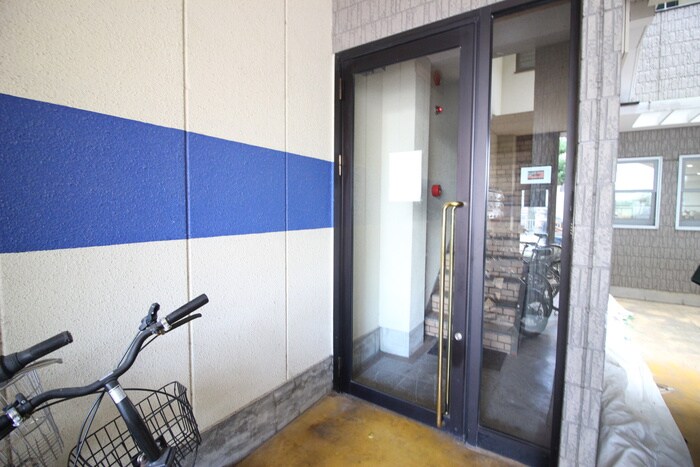 物件外観写真2　(エントランス部分)