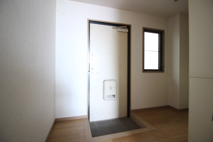 物件内観写真10　(玄関)
