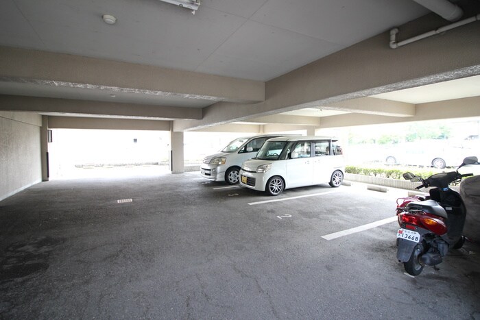 物件外観写真4　(駐車場)