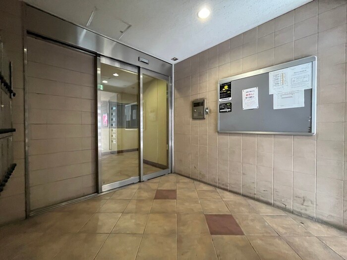 物件外観写真4　(エントランス部分)