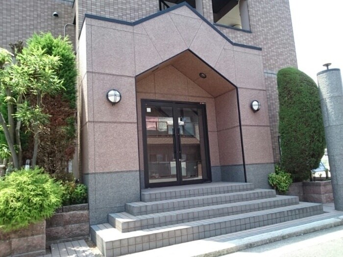 物件外観写真2　(エントランス部分)