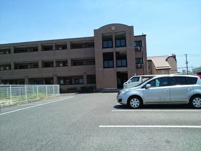 物件外観写真4　(駐車場)