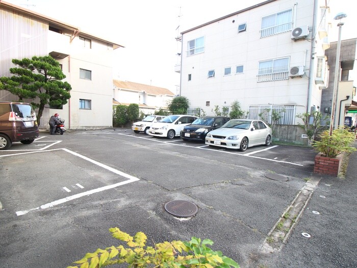物件外観写真3　(駐車場)