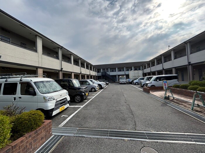 物件外観写真3　(駐車場)